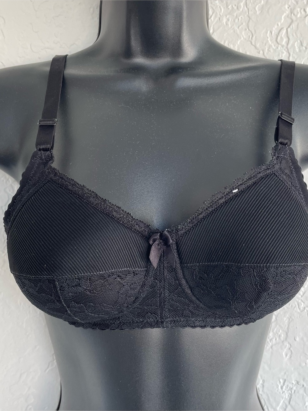 Wacoal bra no wire free padded lined seamed pin up training lace black 32A vtg